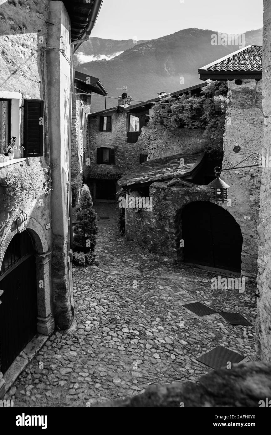 Une ruelle à Canale di Tenno, Trentino-Alto Adige, Italie. Version noir et blanc Banque D'Images