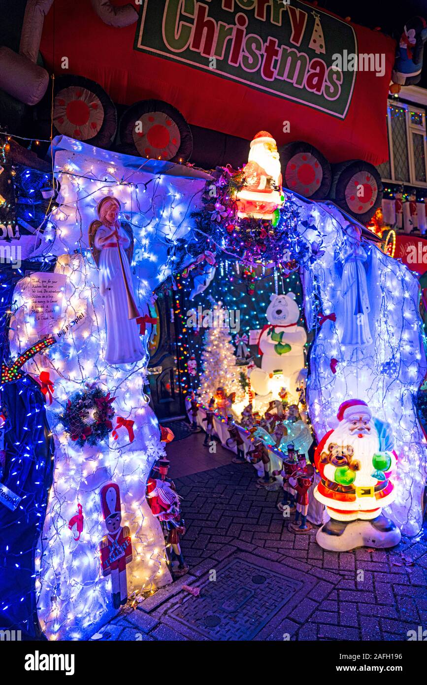 Les lumières de Noël sur l'affichage à une maison à Hayes Lane, Bromley, Londres. La maison est bien connu dans la région pour ses lumières de Noël et chaque année des fonds pour la charité avec une collection fort dans le jardin de devant. Banque D'Images