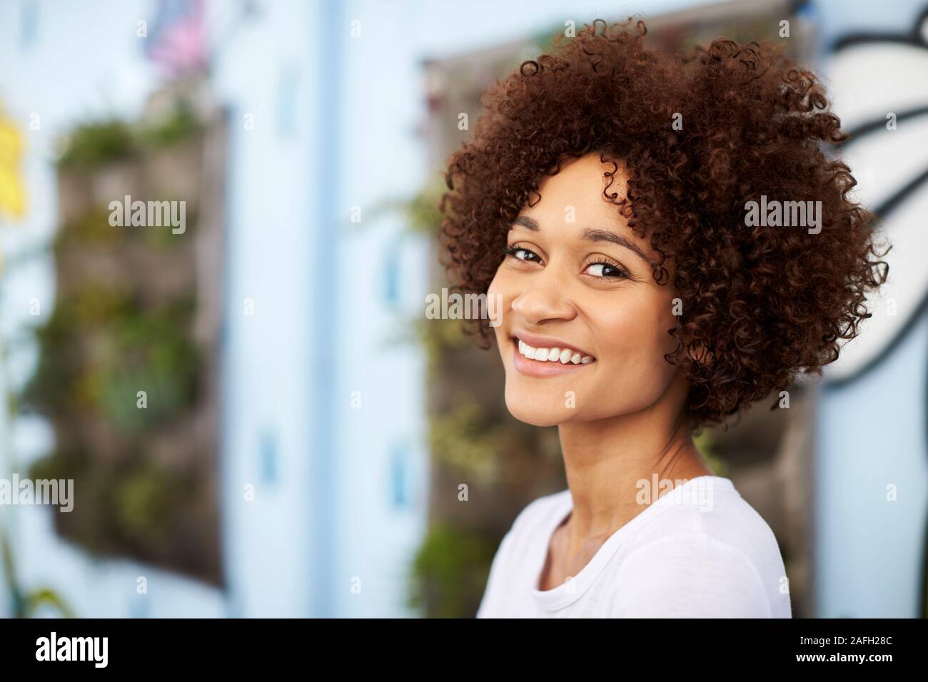 La tête et les épaules de plein air Portrait Of Smiling Young Woman Banque D'Images