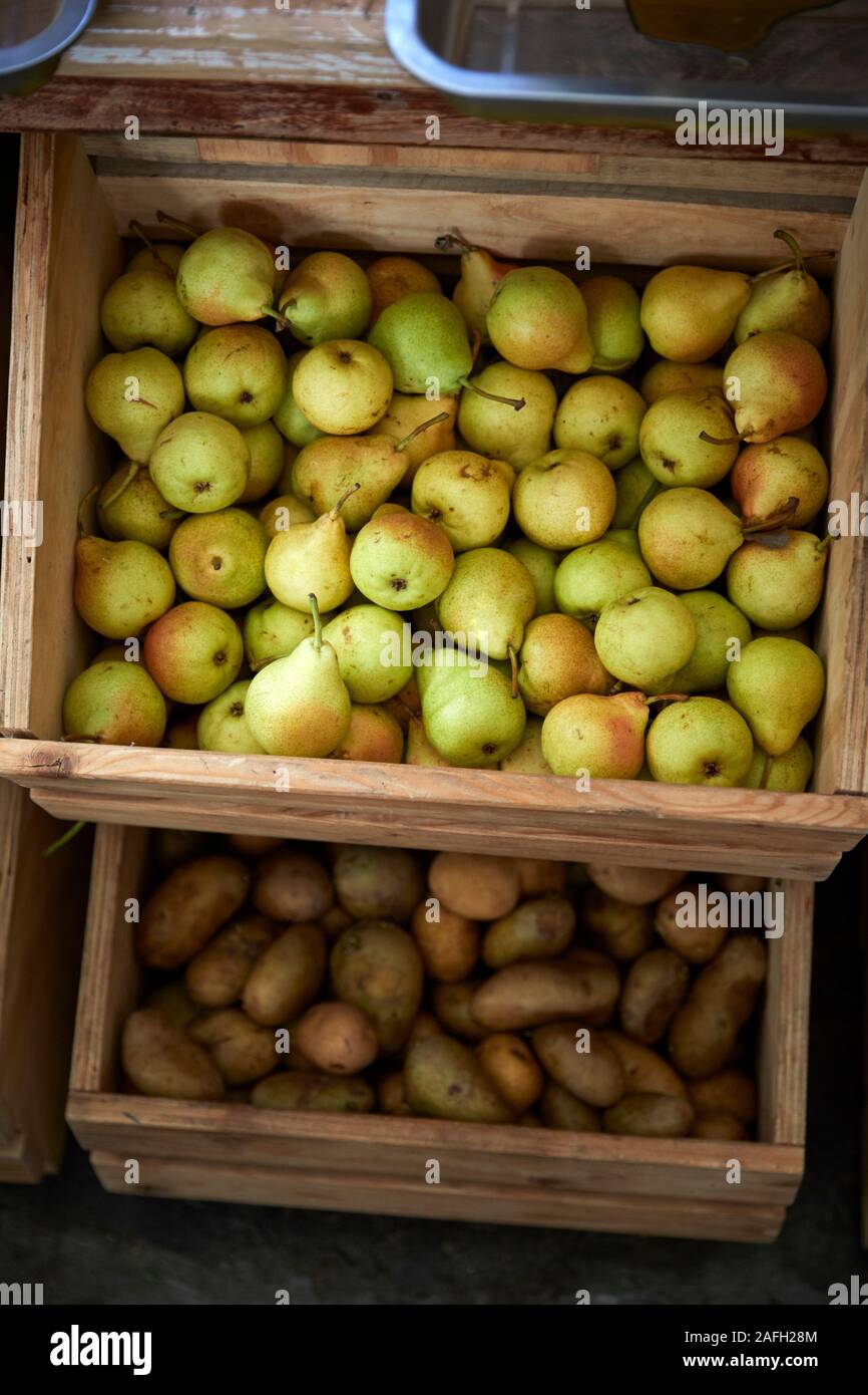 Affichage des fruits et légumes dans des emballages en plastique durable Épicerie libre Banque D'Images