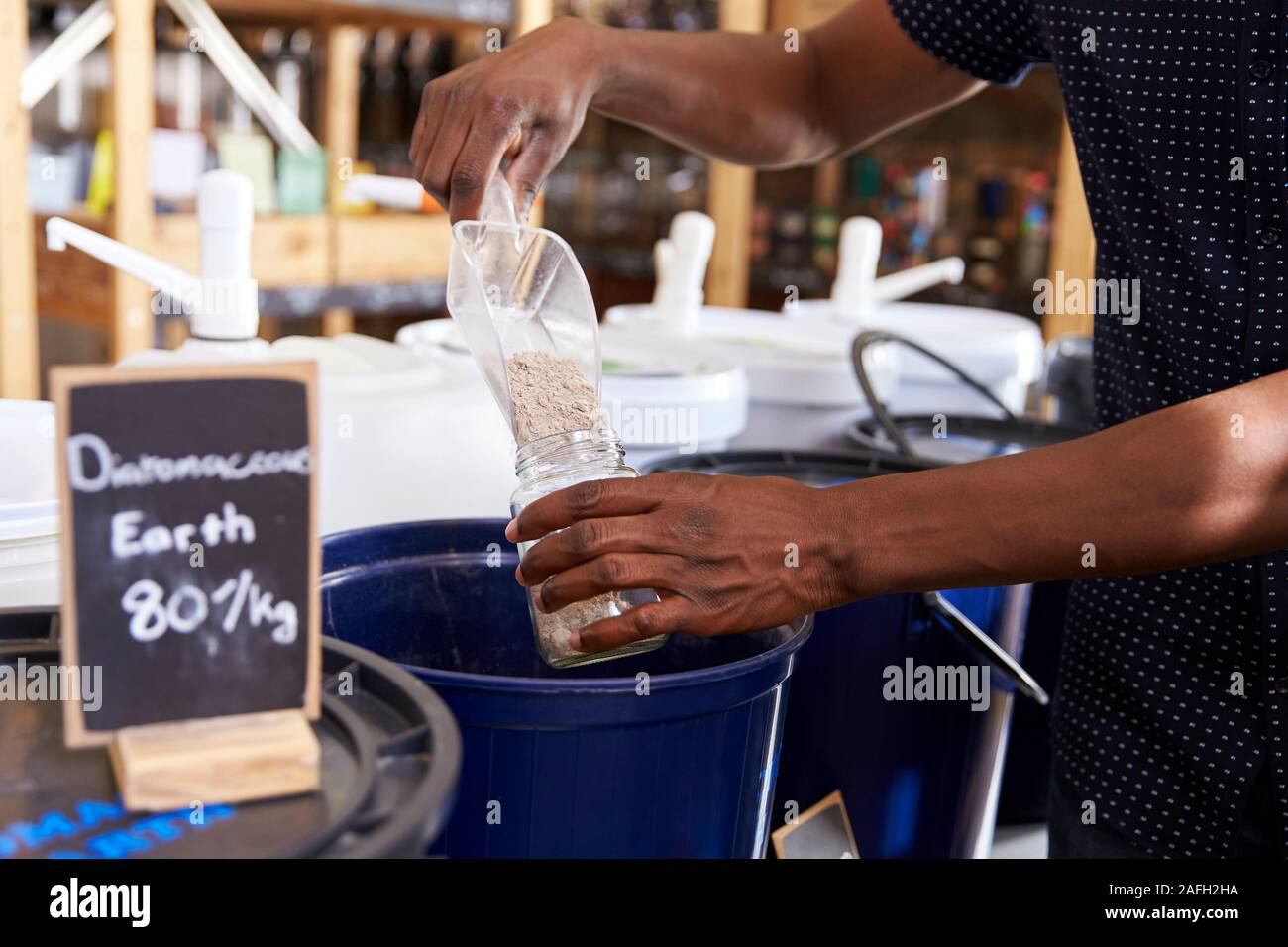 Remplir le récipient avec de l'homme Home Produits naturels dans l'épicerie de plastique Banque D'Images