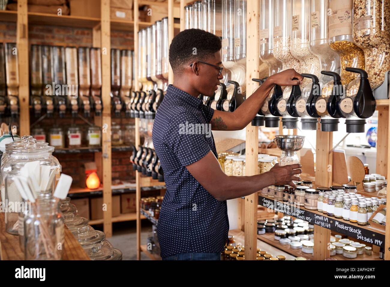 L'homme l'achat des céréales et des grains en plastique durable Épicerie libre Banque D'Images