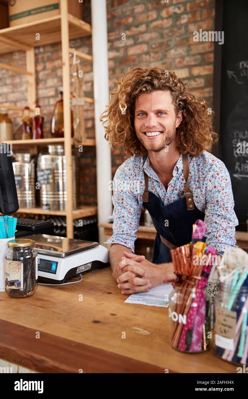 Portrait de l'homme propriétaire d'épicerie en plastique durable gratuitement derrière Bureau de vente Banque D'Images