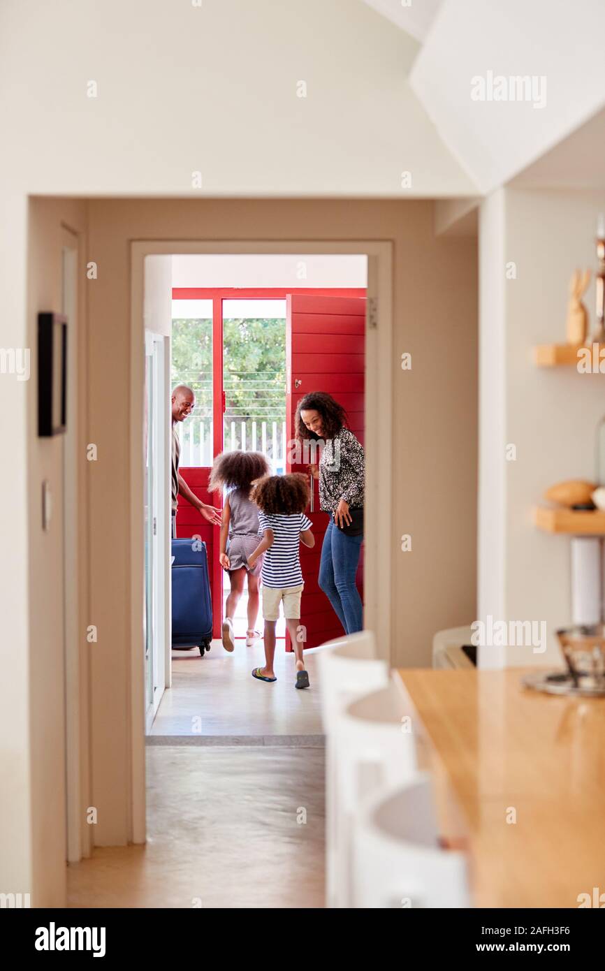 Family Porte avant avec valise sur le point de partir pour des vacances Banque D'Images