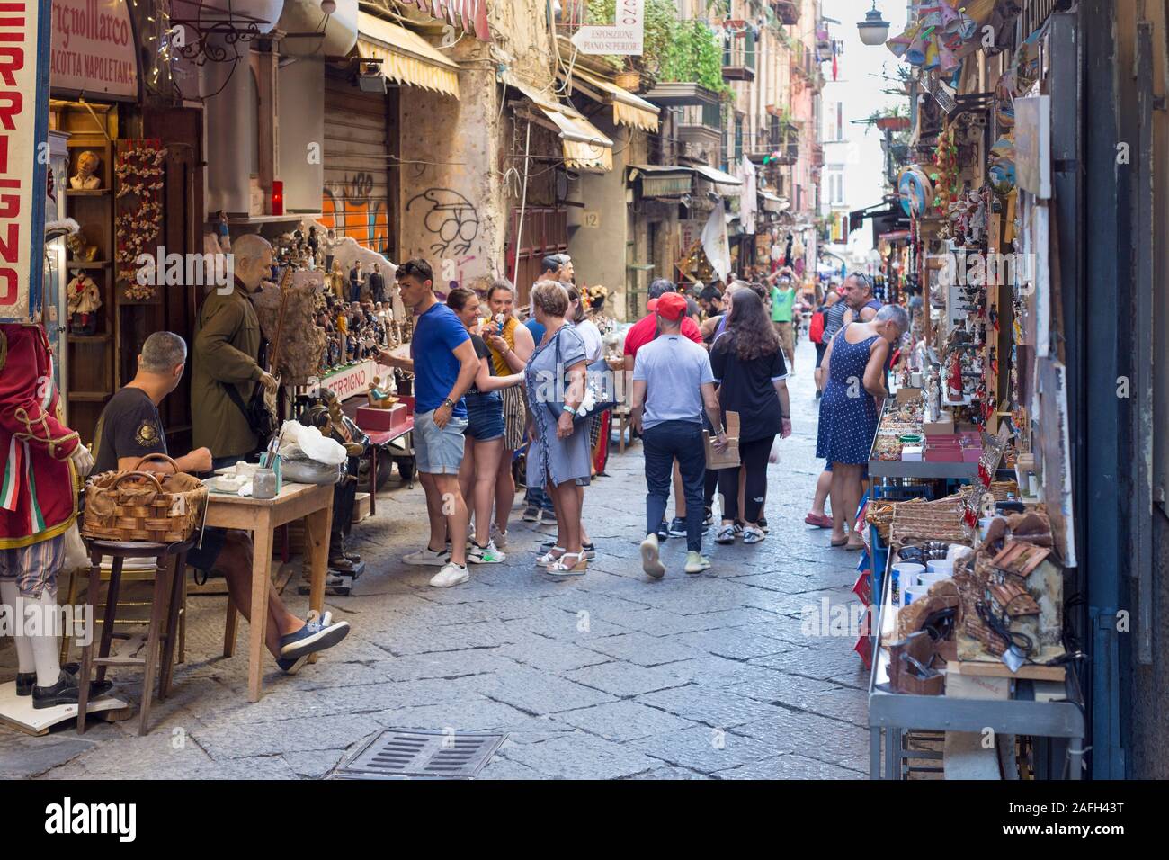 La rue San Gregorio Armeno, Naples, Italie Banque D'Images