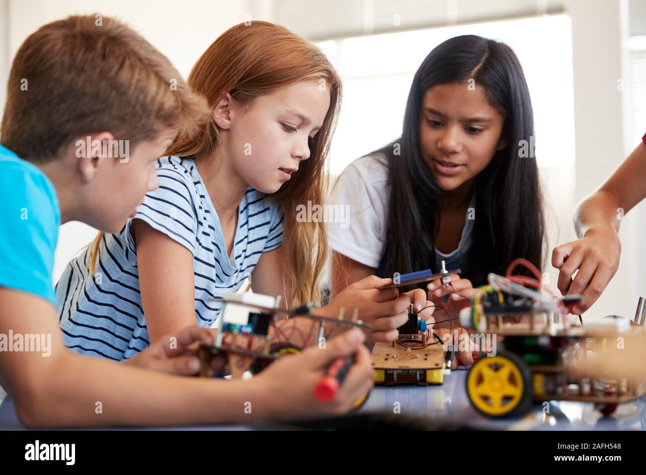 Les étudiants en informatique de l'école après la classe de codage des capacités et d'apprentissage pour véhicule Robot Programme Banque D'Images