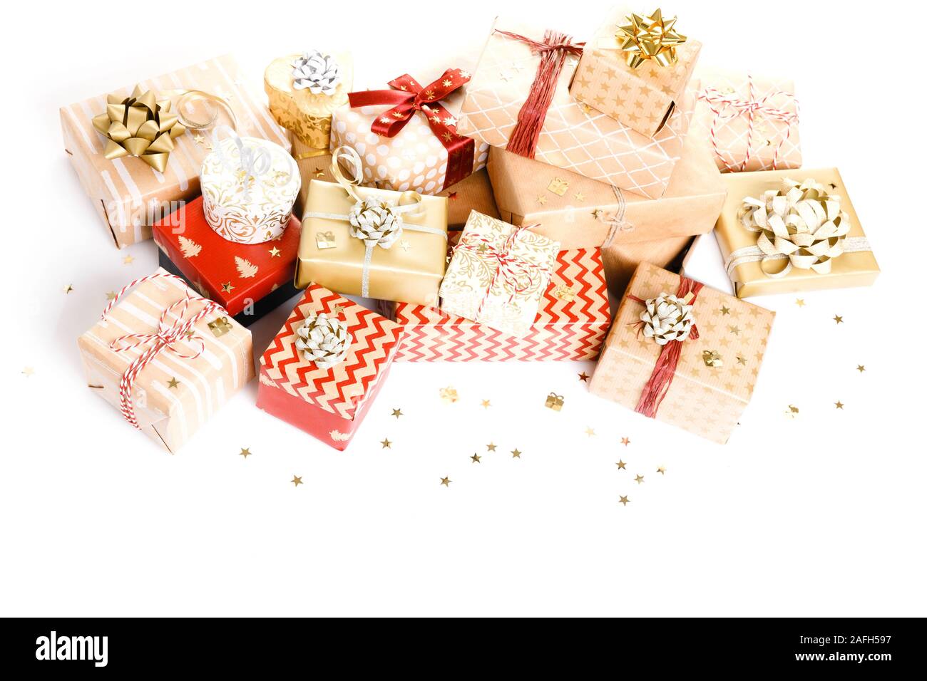 Boîtes cadeaux ou présents et les étoiles confettis sur tableau blanc Vue d'en haut. Mise à plat d'une composition pour Noël, anniversaire ou mariage. Banque D'Images