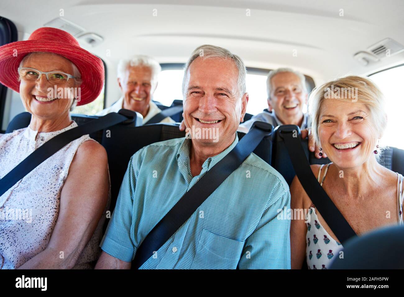 Portrait of Senior amis assis à l'arrière du Van conduit à des congés Banque D'Images