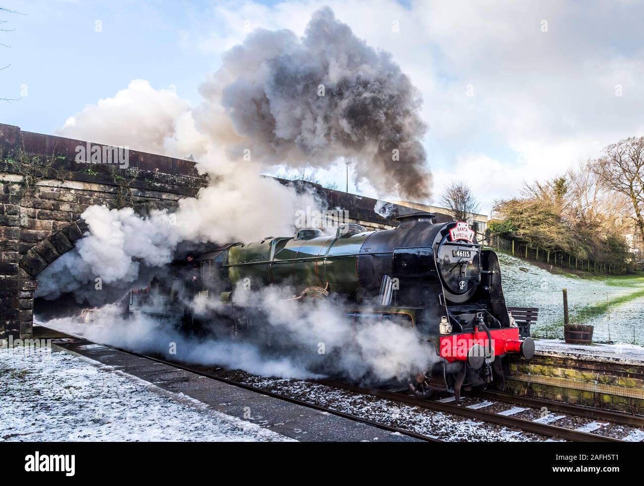 La part de la gare de Santa dirigé par le LMS Royal Scot Classe 7P, 4-6-0, 46115 Scots Guardsman passant par High Bentham dans Yorkshire du Nord Banque D'Images