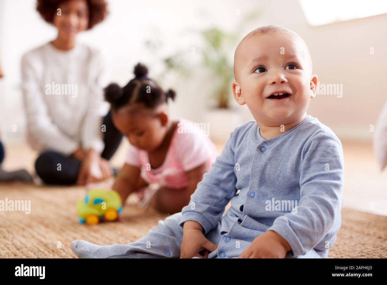 Deux mères Réunion pour jouer avec les bébés Date à la maison dans cet appartement Loft Banque D'Images