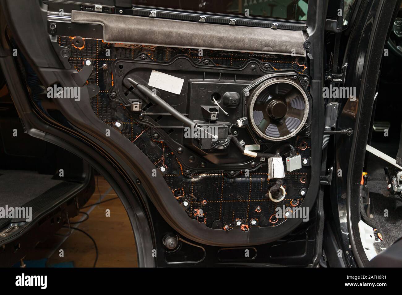Réglage de la voiture avec trois couches d'isolation du bruit sur les portes. L'audio et d'isoler les vibrations. Démantelé car. L'installation de haut-parleurs audio Banque D'Images