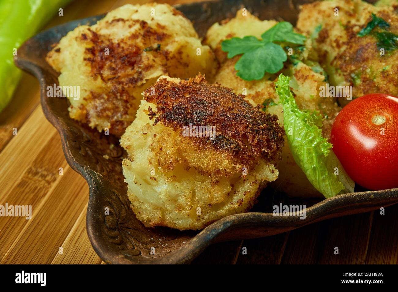 Mbatten brouklou, chou-fleur et de pommes de terre frites croquettes
