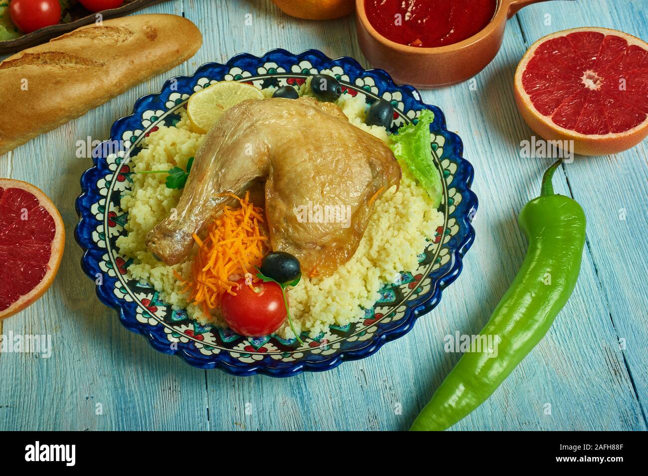 Couscous au poulet Tunisien, une cuisine tunisienne traditionnelle, un assortiment de mets africains, vue du dessus. Banque D'Images