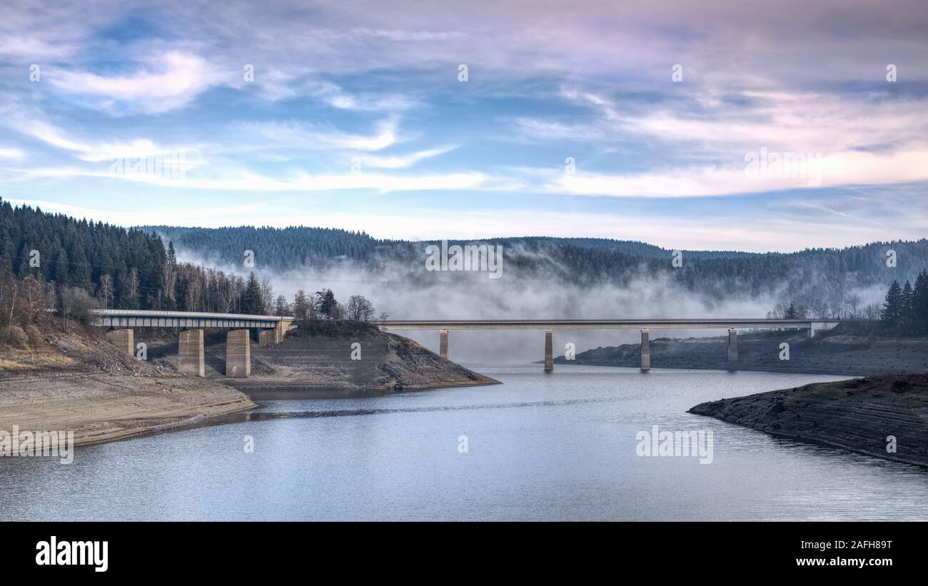 Oker barrage dans la forêt du Harz en Basse-Saxe, Allemagne. La hausse du brouillard sur l'eau et d'un beau ciel d'hiver dans des pastels. Banque D'Images