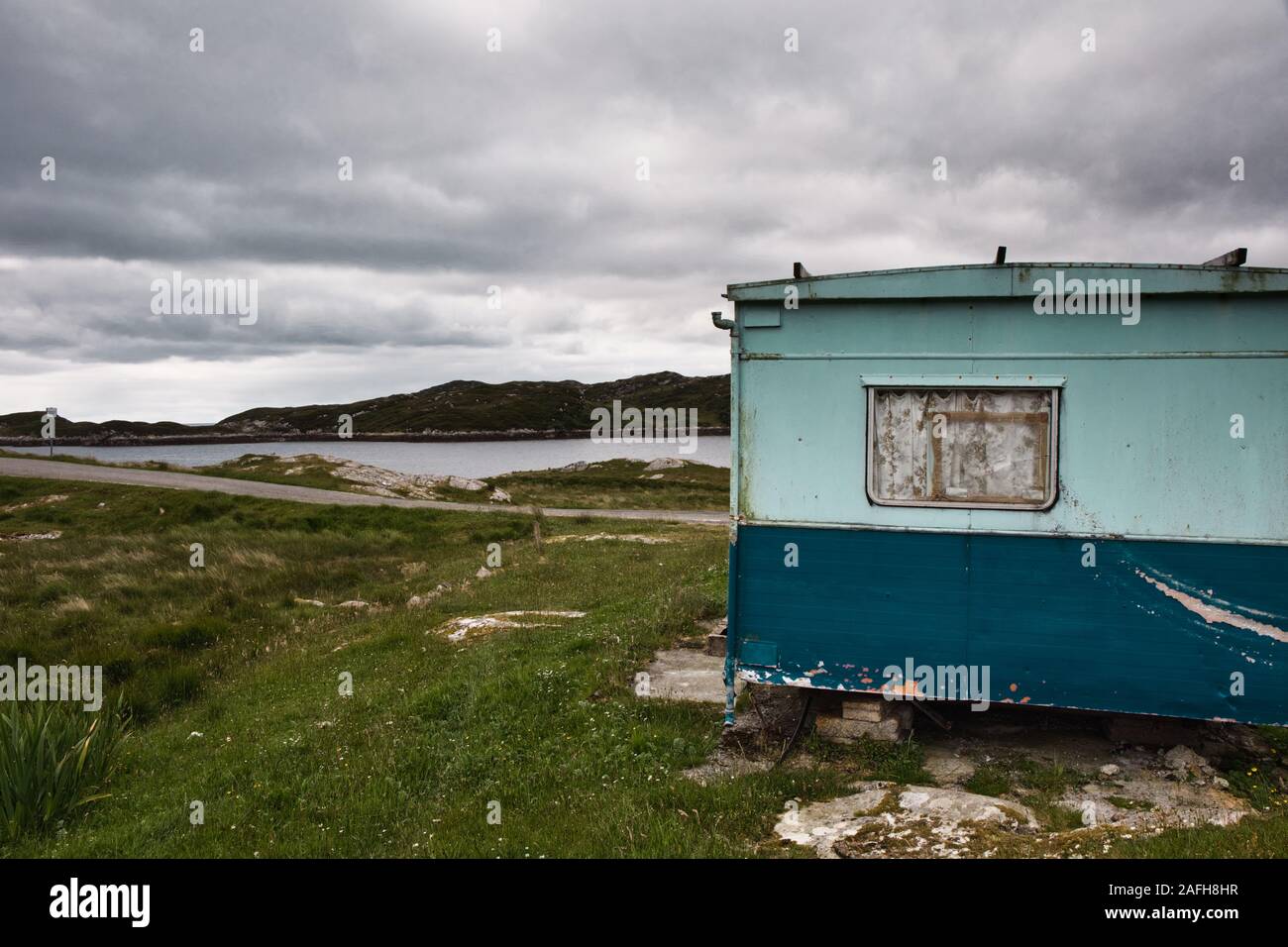 Ancienne caravane statique au milieu de paysages stériles, île de Harris, Hébrides extérieures, Écosse Banque D'Images