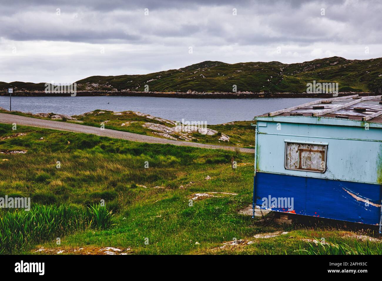 Ancienne caravane statique au milieu de paysages stériles, île de Harris, Hébrides extérieures, Écosse Banque D'Images
