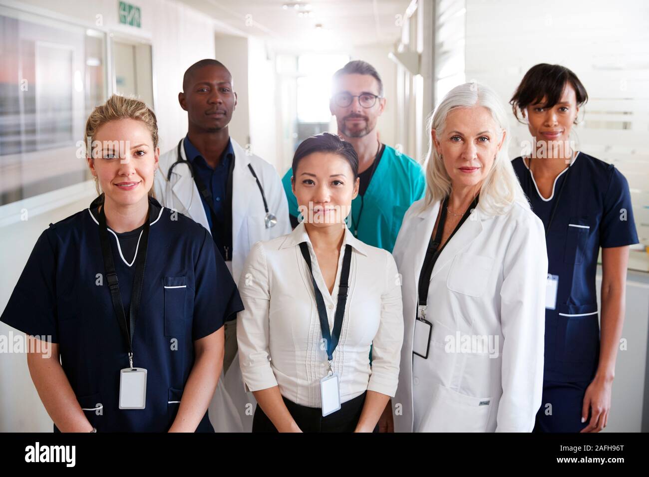 Portrait Of Medical Team Standing In Hospital Corridor Banque D'Images