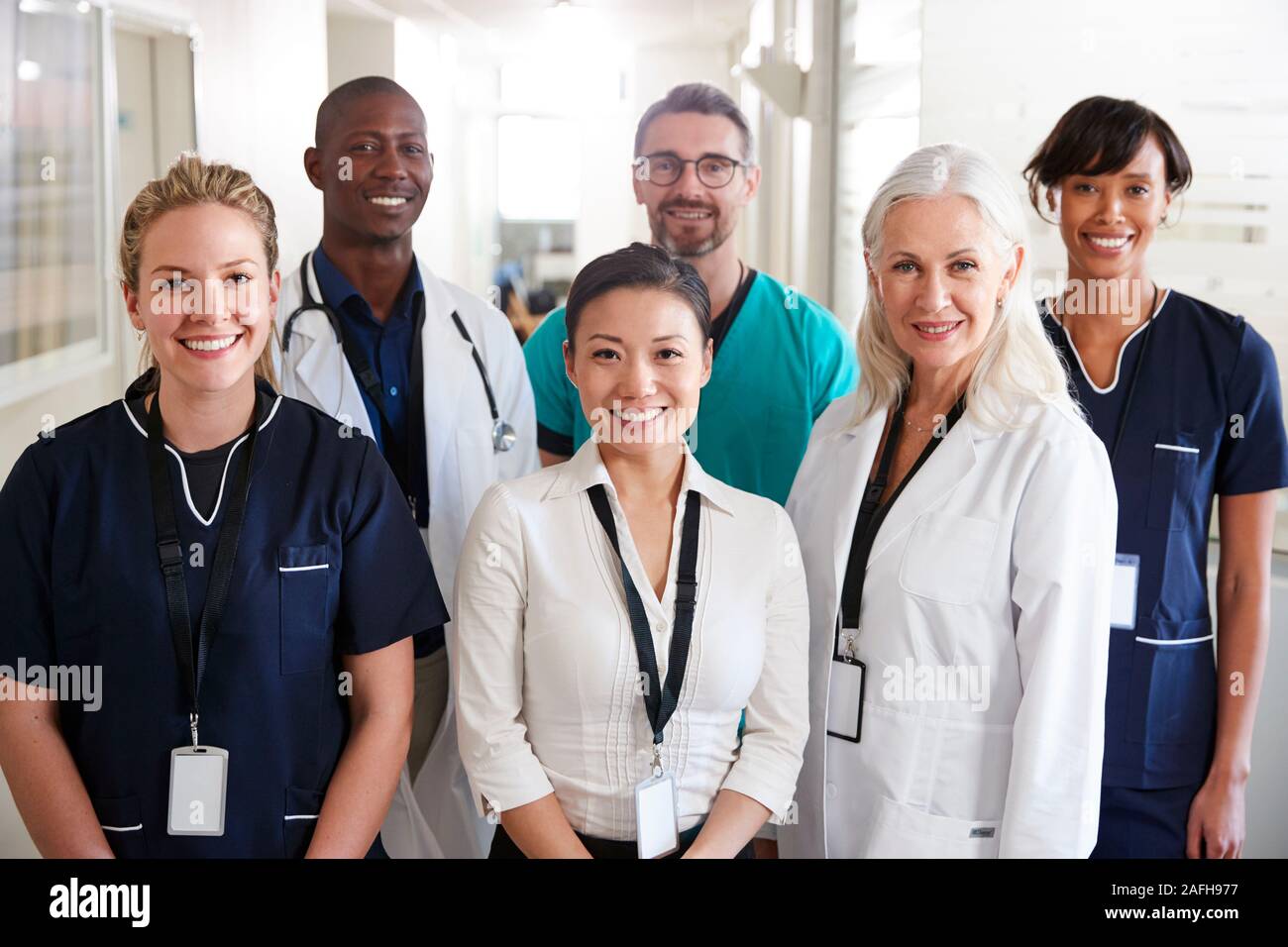 Portrait Of Medical Team Standing In Hospital Corridor Banque D'Images