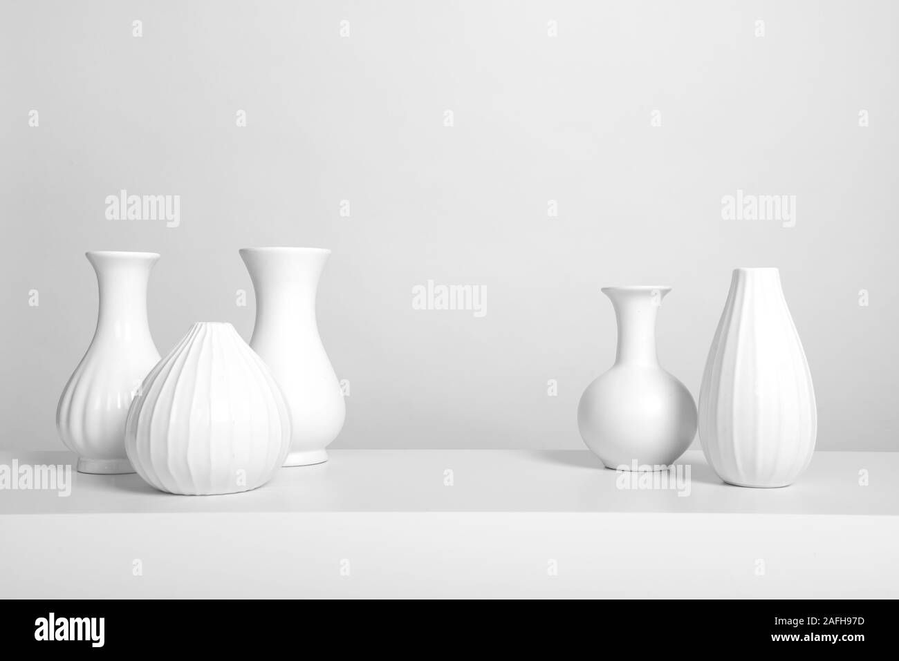 Groupe des vases blanc élégant dans un intérieur blanc Banque D'Images