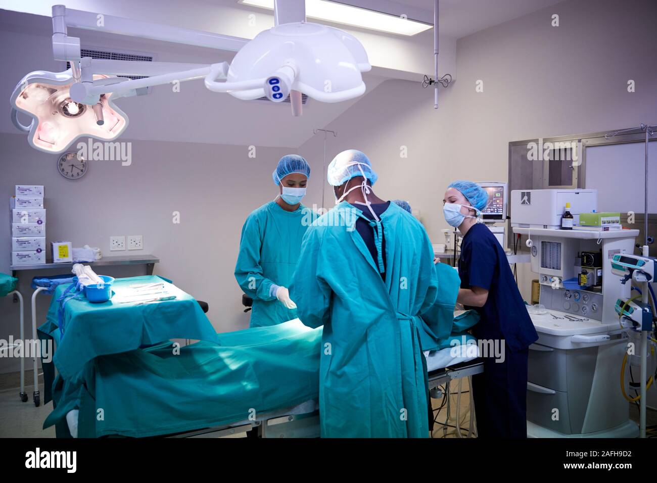 Travail de l'équipe chirurgicale à l'hôpital du patient sur le théâtre d'exploitation Banque D'Images