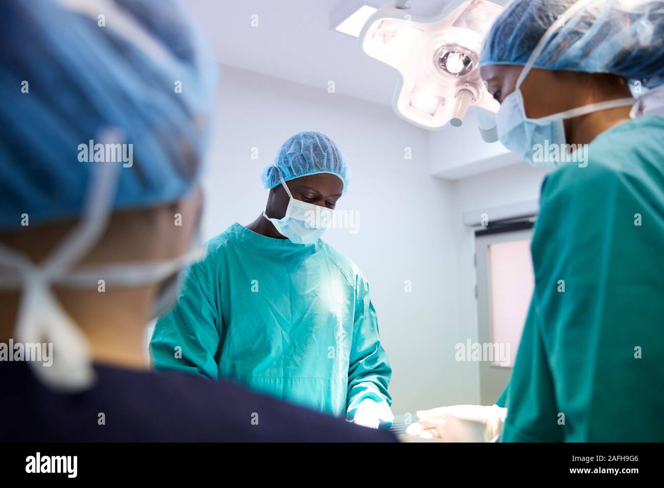 Travail de l'équipe chirurgicale à l'hôpital du patient sur le théâtre d'exploitation Banque D'Images