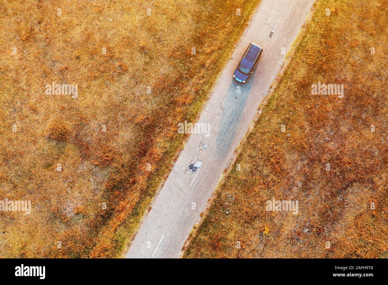 Voiture sur la route jusqu'à l'automne campagne, vue aérienne directement au-dessus du drone pov Banque D'Images