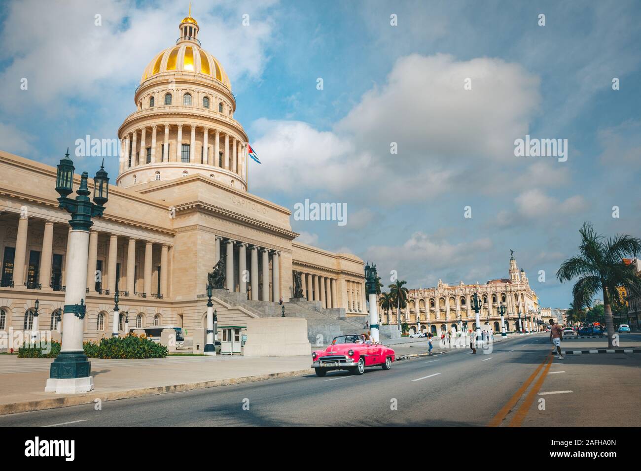 La Havane, Cuba - Octobre 18, 2019 : voiture de taxi à l'avant du Capitol à La Habana Vieja, Cuba, Caribe Banque D'Images