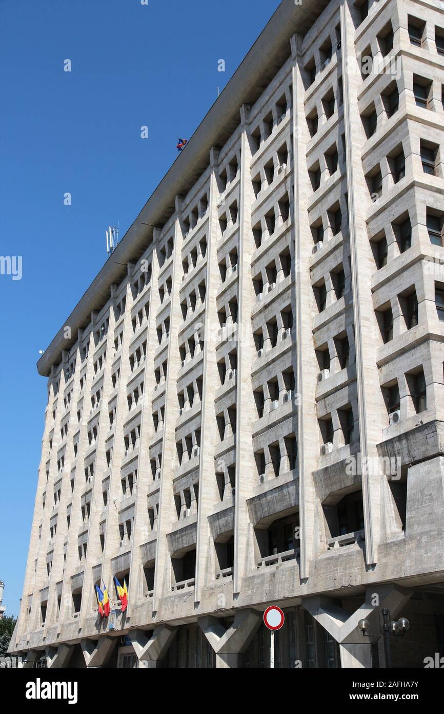 PLOIESTI, Roumanie - 20 août 2012 : Hôtel de Ville à Ploiesti, Roumanie. Le célèbre bâtiment connu sous le nom de Casa Alba a été construit en 1971 et conçu par Sever Banque D'Images