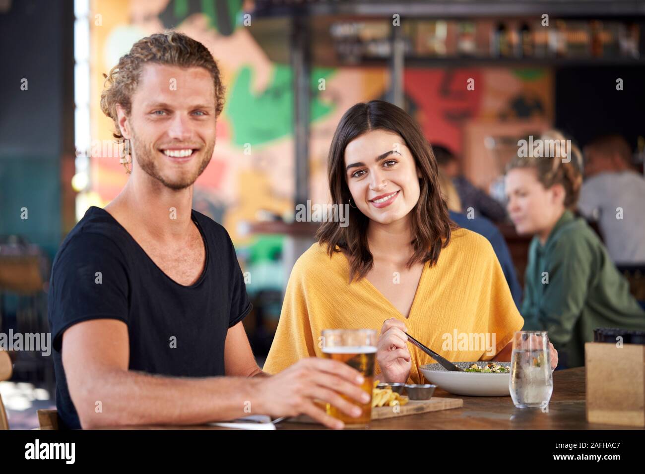 Portrait de couple sur la date de réunion des boissons et de la nourriture dans le restaurant Banque D'Images