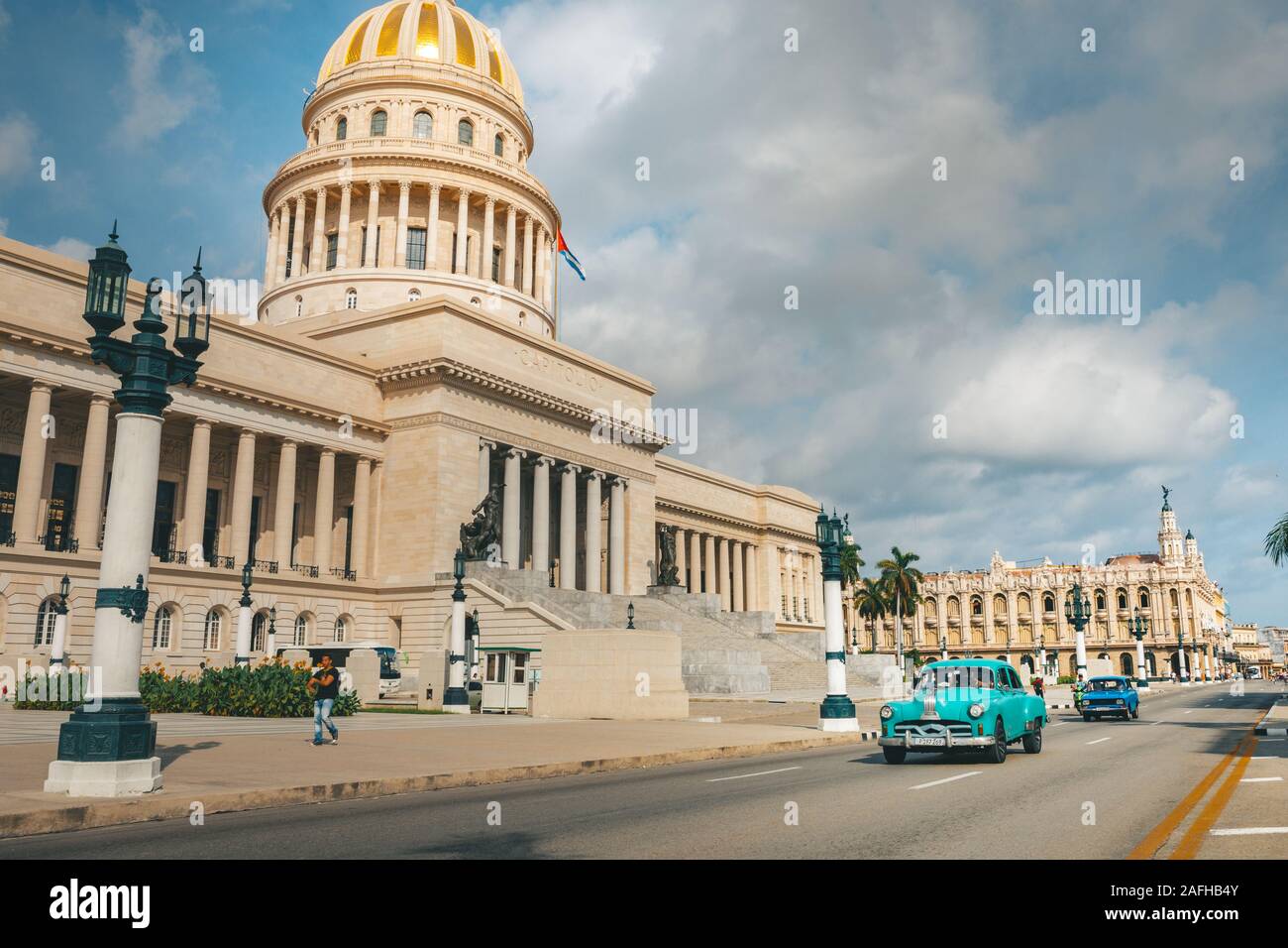 La Havane, Cuba - Octobre 18, 2019 : voiture de taxi à l'avant du Capitol à La Habana Vieja, Cuba, Caribe Banque D'Images