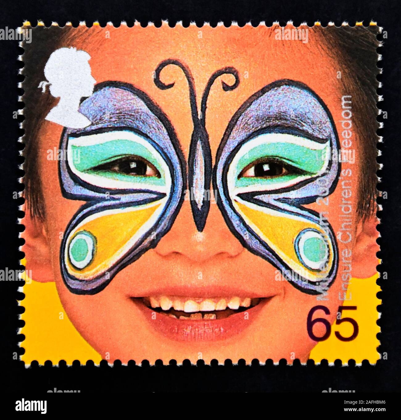 Timbre-poste. La Grande-Bretagne. La reine Elizabeth II. La série Millenium. "Les droits de l'enfant". La peinture du visage. 'Butterfly' (assurer la liberté de l'enfant). 65p Banque D'Images