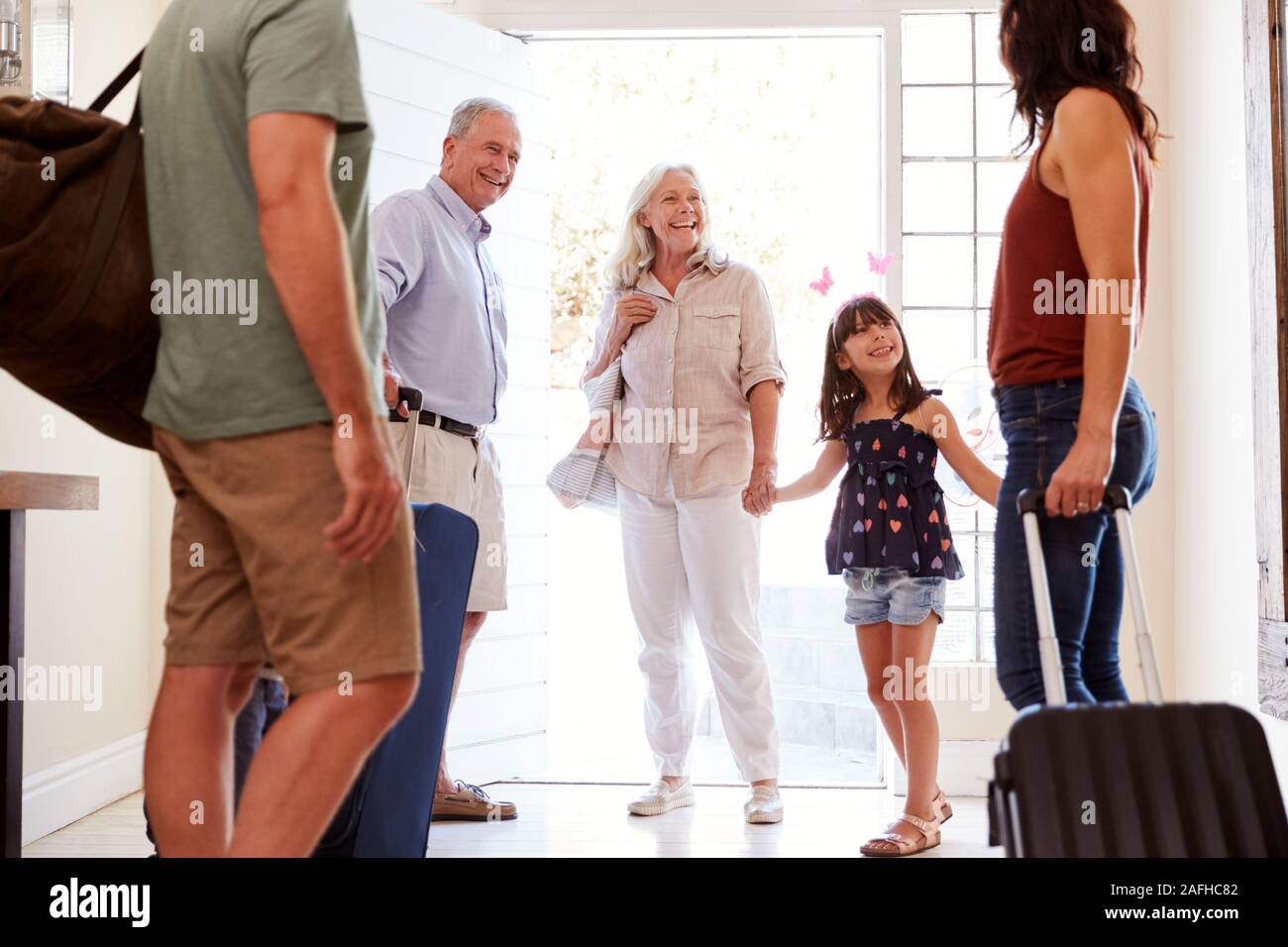 Trois générations de la famille blanche porte avant en se préparant à quitter la maison pour partir en vacances, Close up, récolte Banque D'Images