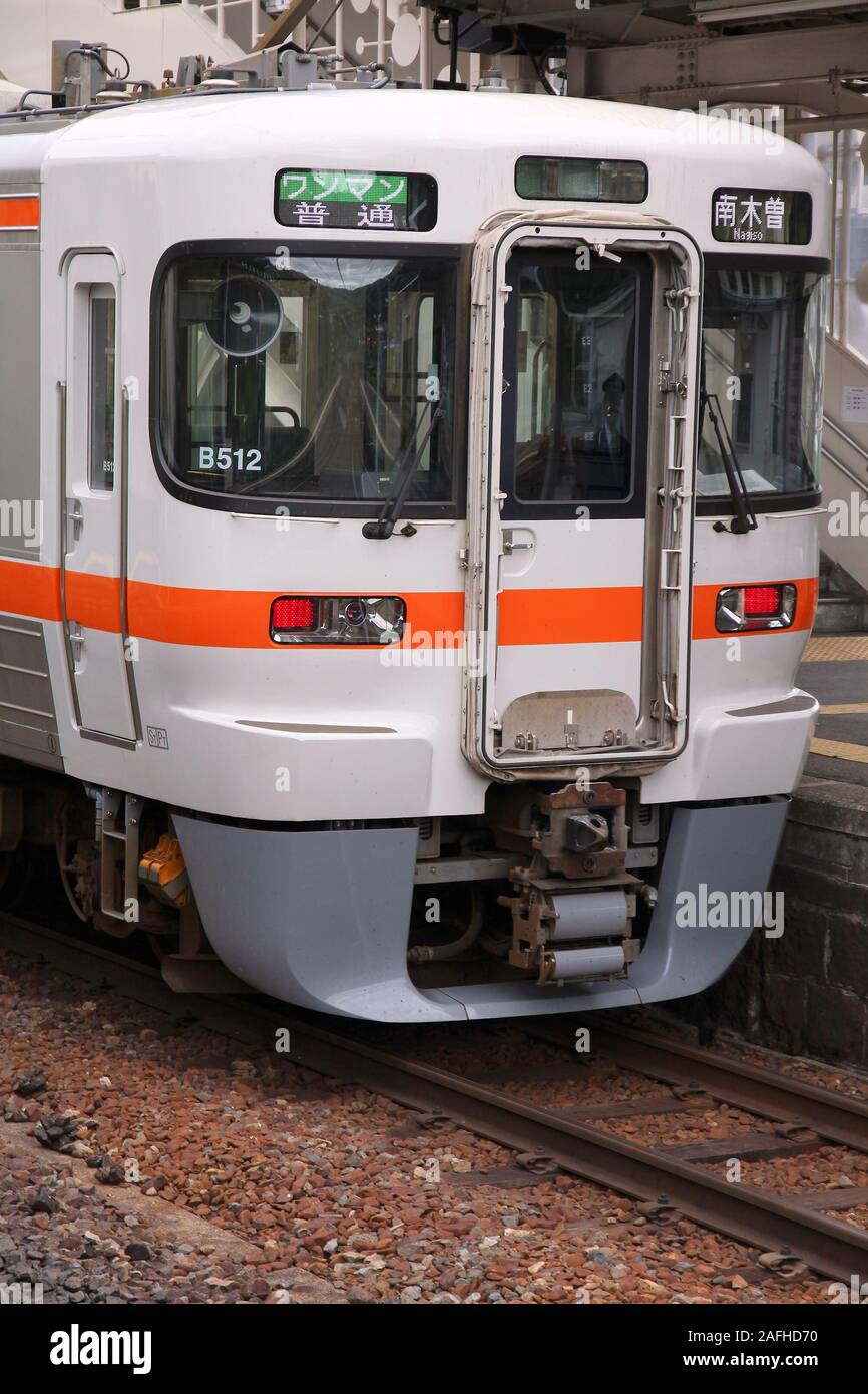 NAGISO, JAPON - 2 mai 2012 : Central Japan Railway Company train électrique de série 313 est de Nagiso station. JR Central avait 134 milliards de JPY dans sw Banque D'Images