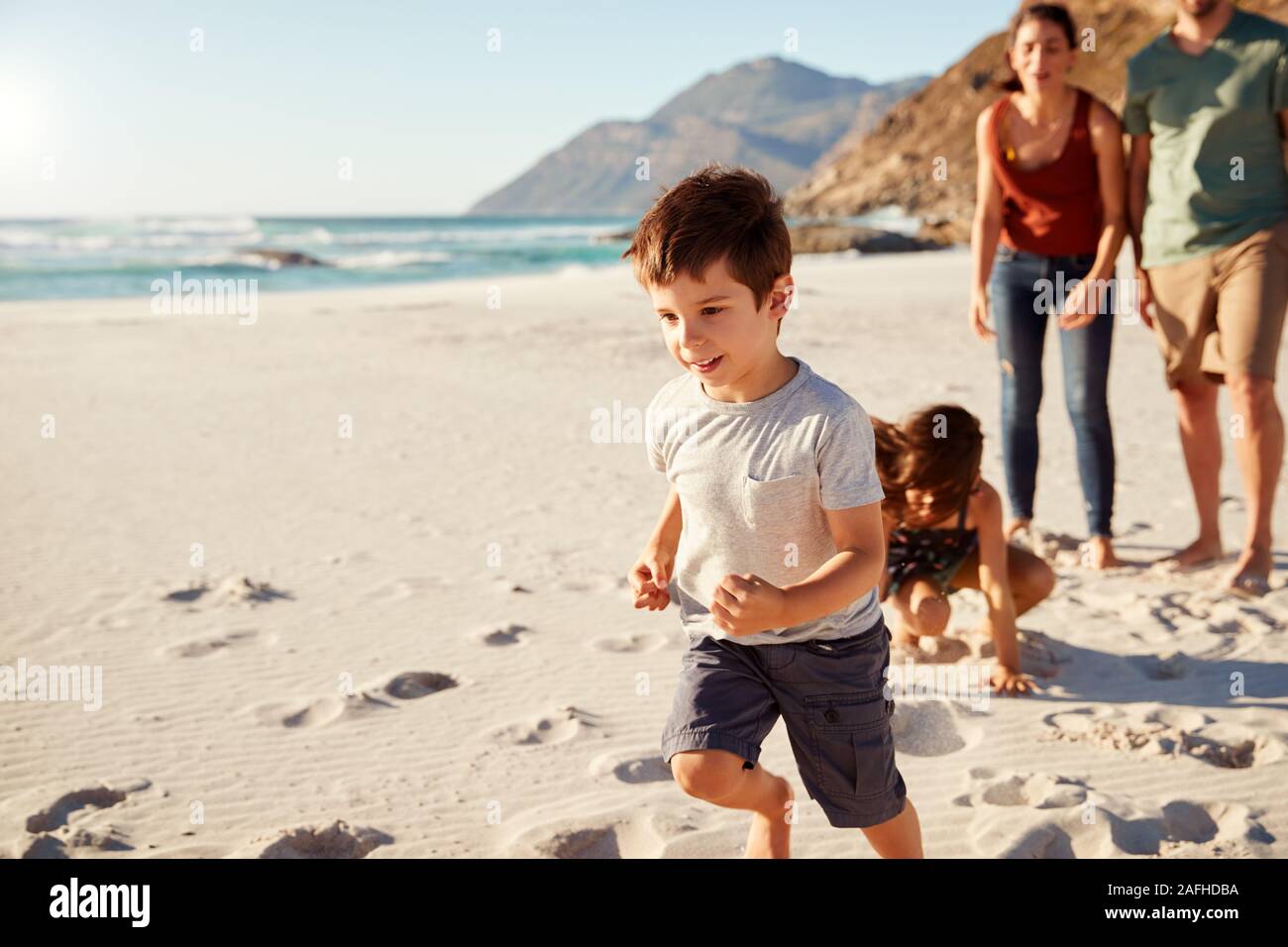 Happy young white famille en vacances à la découverte d'une plage ensemble, pleine longueur, Close up Banque D'Images