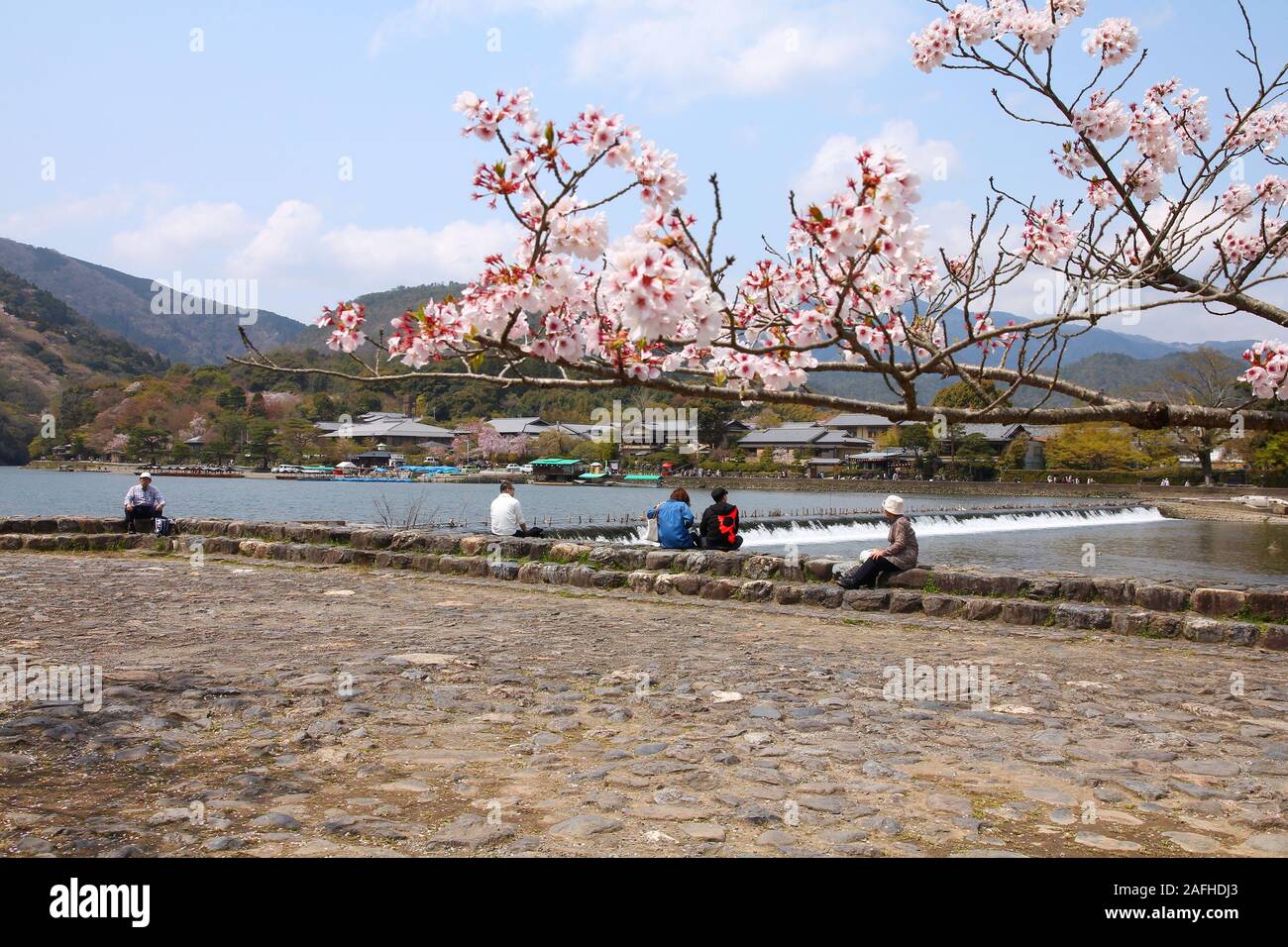 KYOTO, JAPON - 17 avril 2012 : Les Visiteurs reste dans de Arashiyama, Kyoto, Japon. L'Arashiyama est le lieu désigné de beauté pittoresque et historique tr Banque D'Images