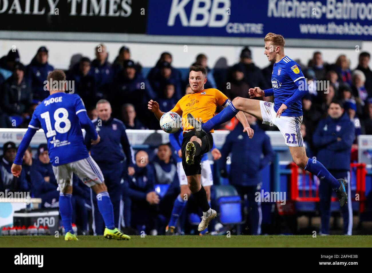 Flynn Downes d'Ipswich Town et Ollie Clarke de Bristol Rovers en action - Ipswich Town v Bristol Rovers, Sky Bet la League One, Portman Road, Ipswich, Royaume-Uni - 14 décembre 2019 Editorial N'utilisez que des restrictions s'appliquent - DataCo Banque D'Images