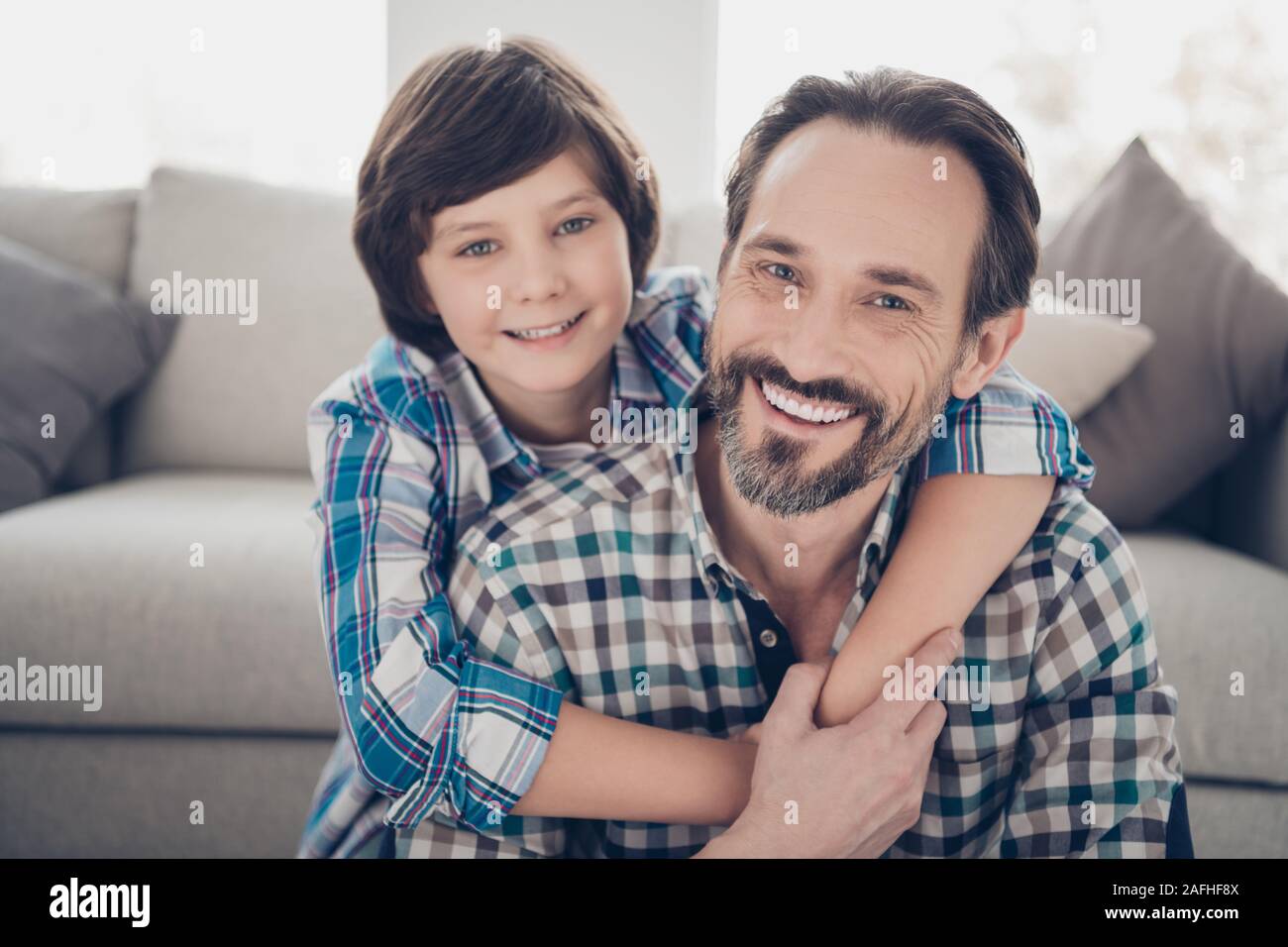 Close up portrait of attractive deux belles offres charmant gars Gai gai papa pere et fils pre ado de caliner hugging at light white style moderne Photo Stock Alamy