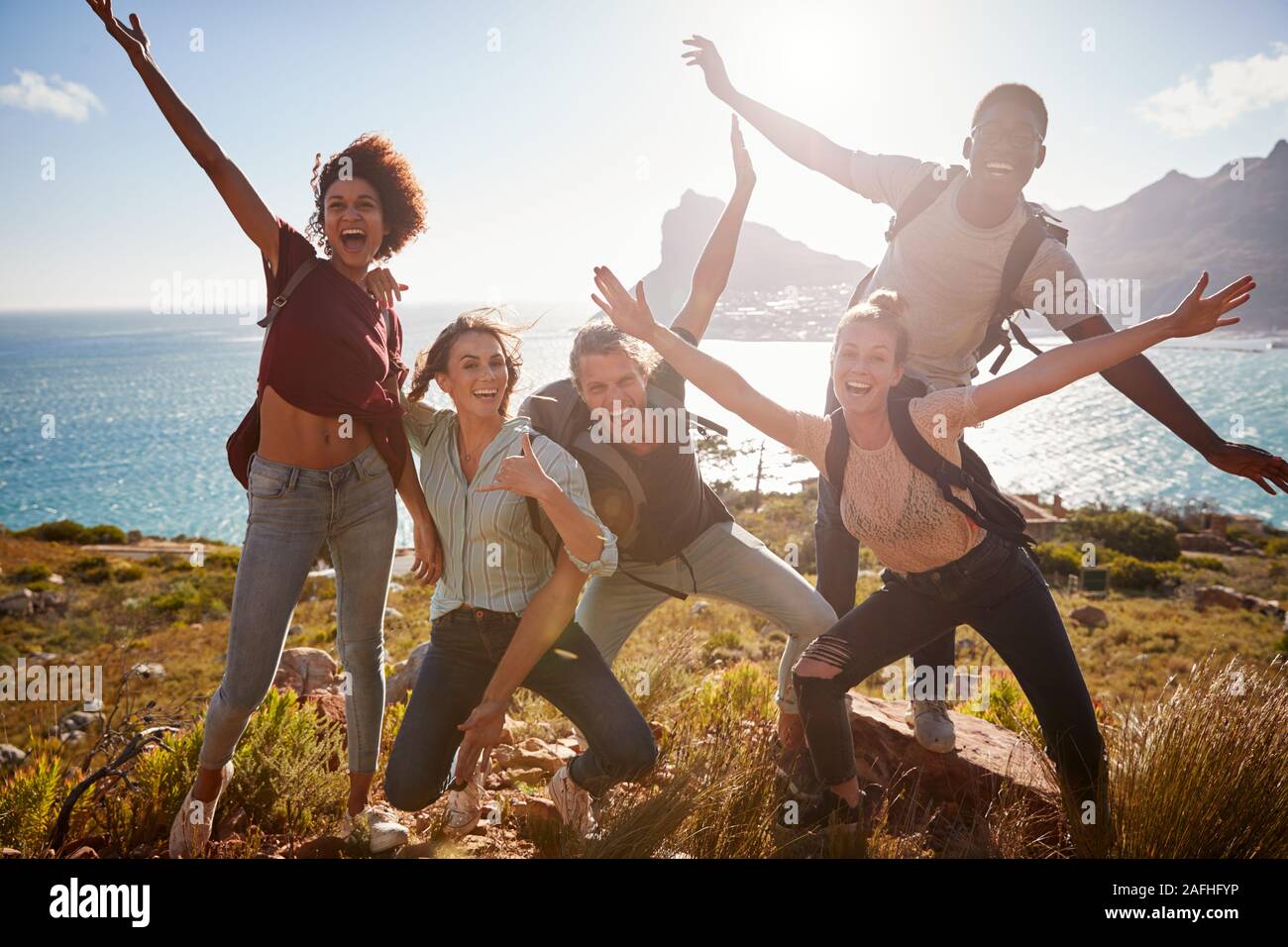 Amis millénaire en randonnée atteindre le sommet et de s'amuser qui pose pour photos Banque D'Images