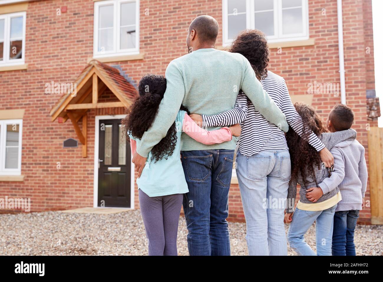 Vue arrière de l'extérieur de la famille Nouvelle maison le jour de l'admission à la maison à Banque D'Images