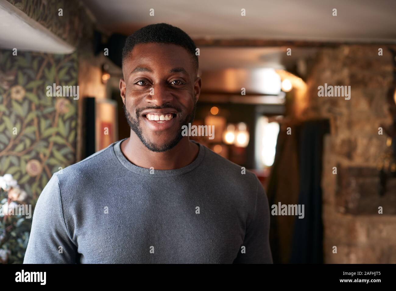 Portrait Of Smiling Male de travail de réceptionniste à l'hôtel à l'hôtel Banque D'Images