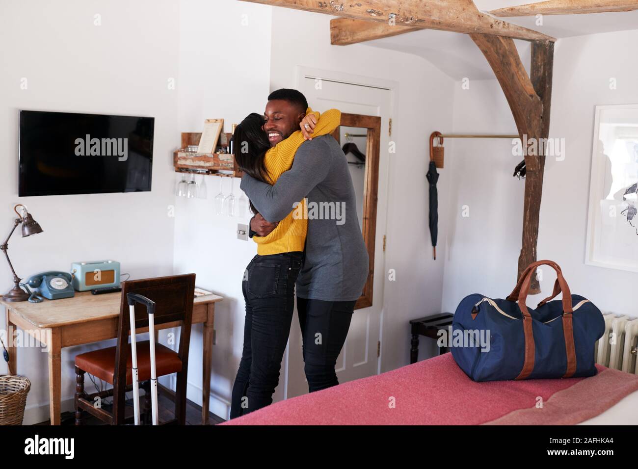 Week-end Romantique Dépenses Couple Hugging In Hotel Room Banque D'Images