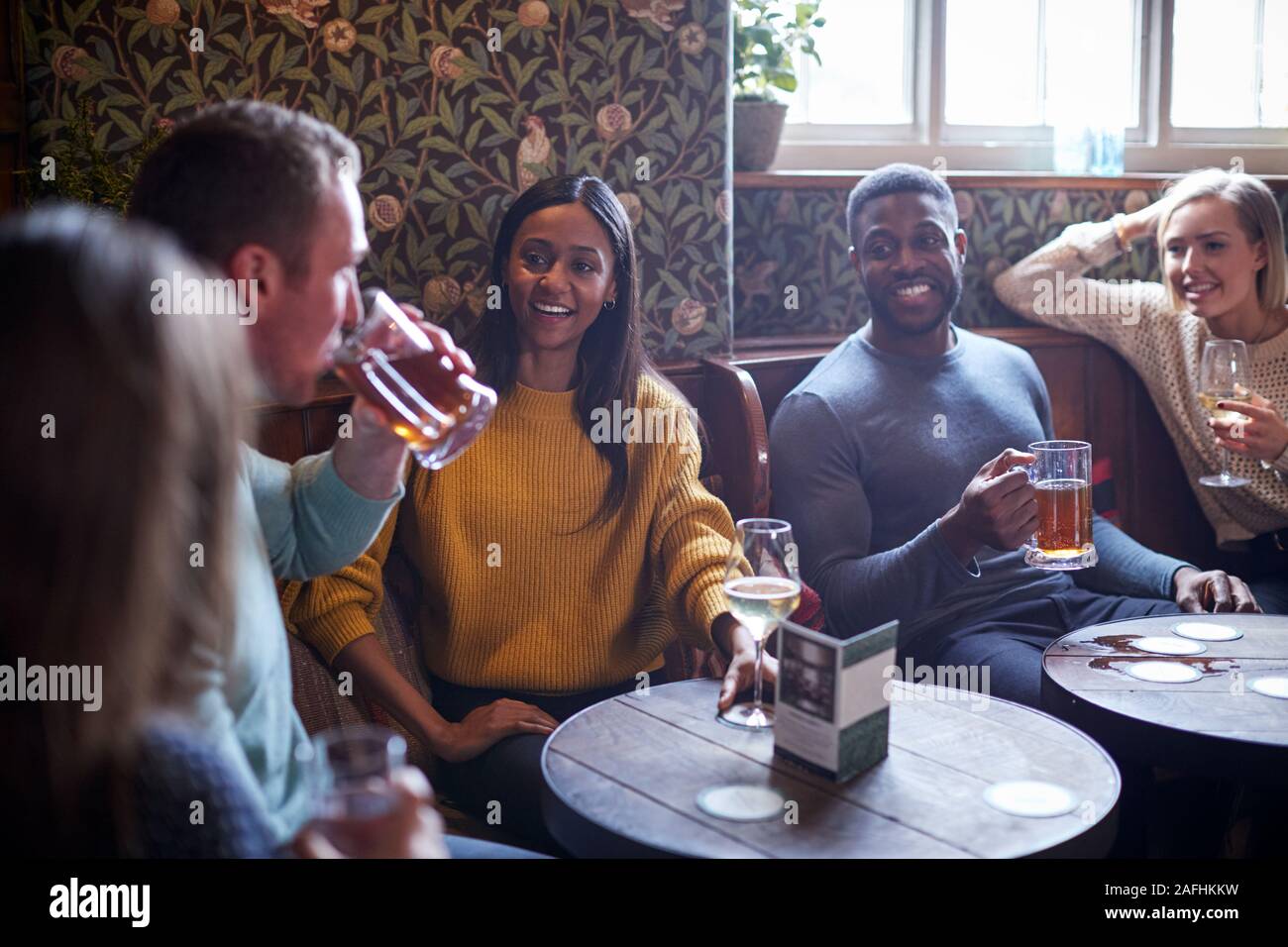 Réunion du Groupe des amis pour midi un verre au pub anglais traditionnel Banque D'Images