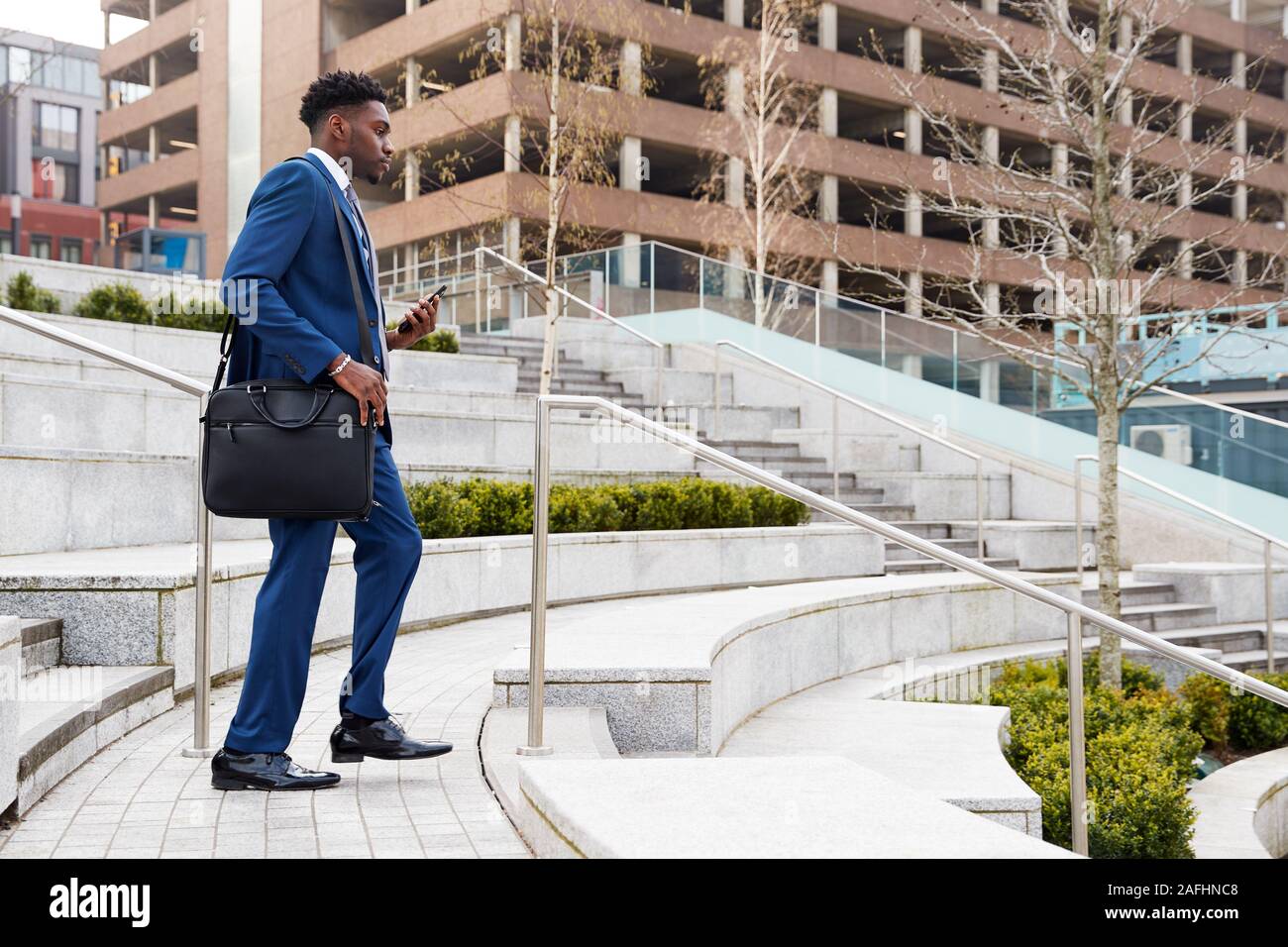 Se rendre au travail businessman Walking Down Steps De La Gare Banque D'Images