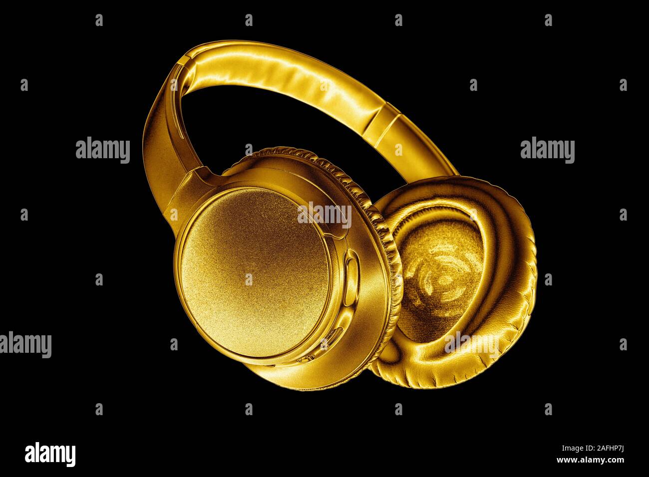 Casque sans fil brillant doré sur fond noir isolé close up, luxury gold métal casque Bluetooth, haut de gamme moderne wi-fi écouteurs jaune Banque D'Images