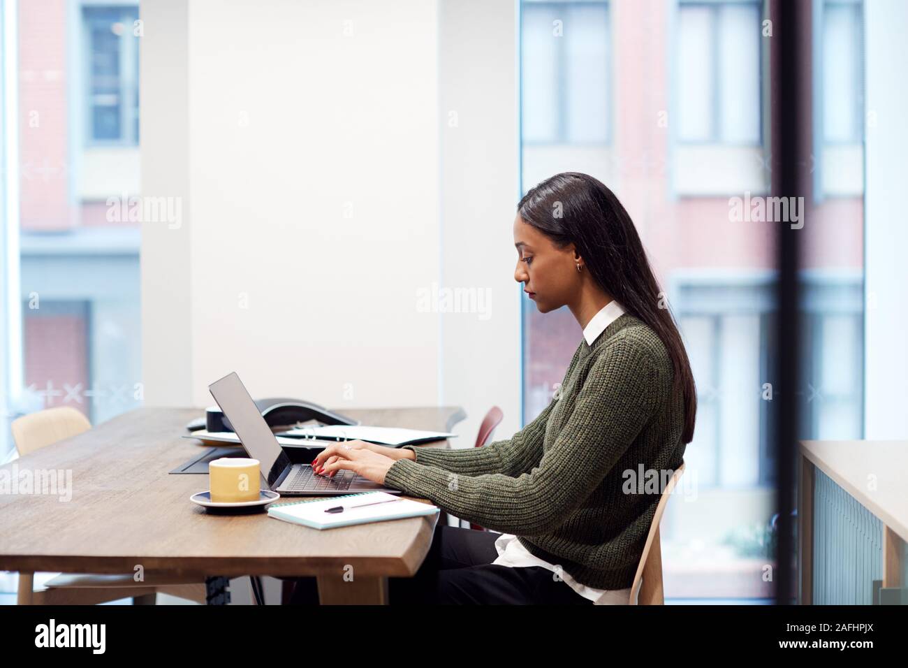 Businesswoman Working On Laptop à 24 dans la salle de réunion Banque D'Images