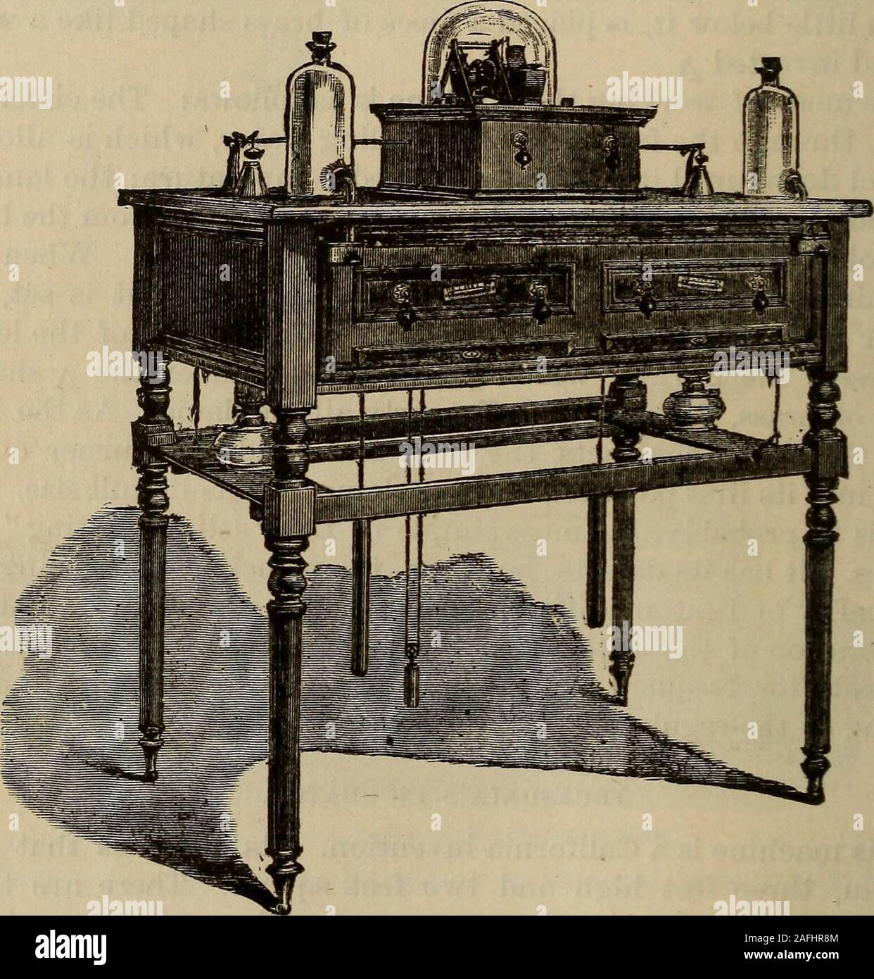 . L'incubation artificielle et incubateurs ... connecté avec une chaudière de fer galvanisé, heatedby une lampe. Par une connexion correcte, l'eau est constamment en cir-calcul entre la chaudière et les réservoirs. Il n'y a pas de réglementation au-tachment tathams. incubateur est une autre invention Pennsylvanie, ses principales caractéristiques d'être thedivision du réservoir d'eau par une partition horizontale de métal, par-forated à chaque extrémité, par laquelle l'eau doit traverser pour atteindre 104 TATHAM*S'INCUBATEUR. le conduit de retour ; cette cheminée passe vers le bas et sous le tiroir d'oeufs,dans un pan de l'humidité, qu'elle traverse et vient un certain nombre oft Banque D'Images