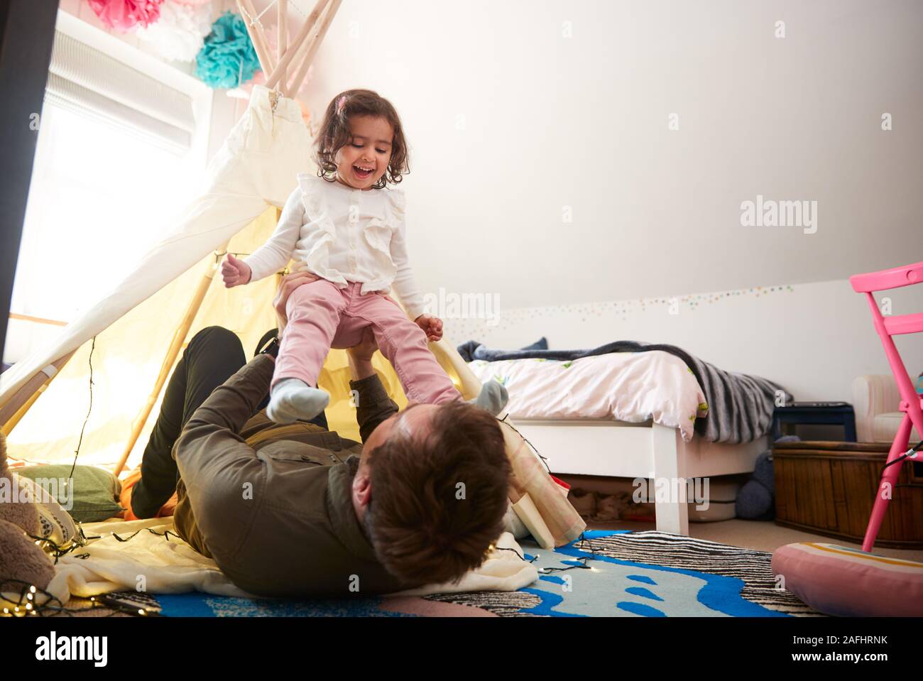 Seul Père jouant avec sa fille dans la région de Den dans la chambre à la maison Banque D'Images