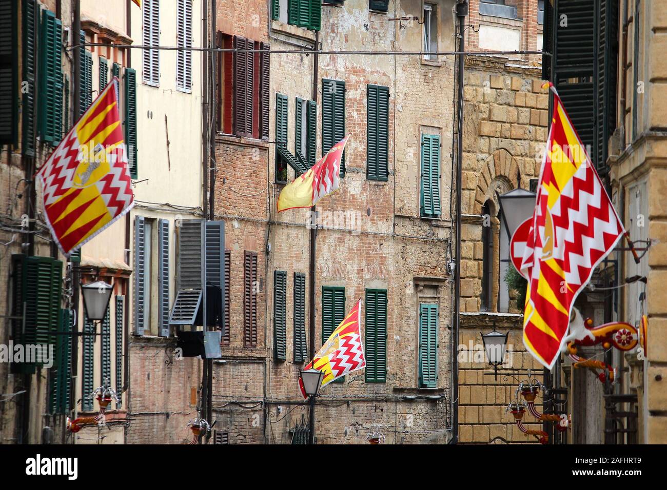 Sienne, Italie. La vieille ville est divisée en quartiers (contrade) traditionnel avec des drapeaux et couleurs. Valdimontone (vallée de la Ram). Banque D'Images