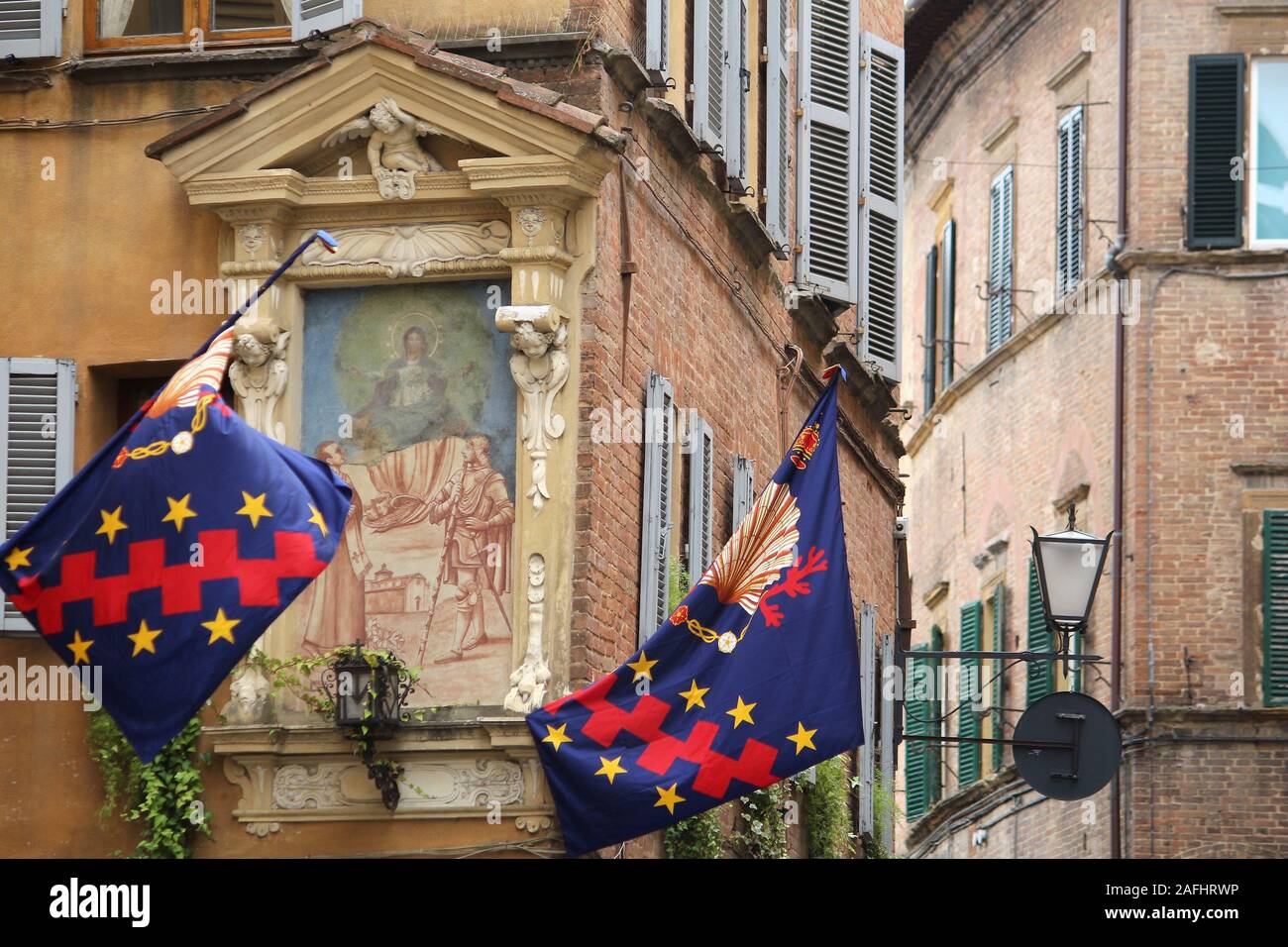 Sienne, Italie. La vieille ville est divisée en quartiers (contrade) traditionnel avec des drapeaux et couleurs. Contrada Nicchio (Coquillage). Banque D'Images