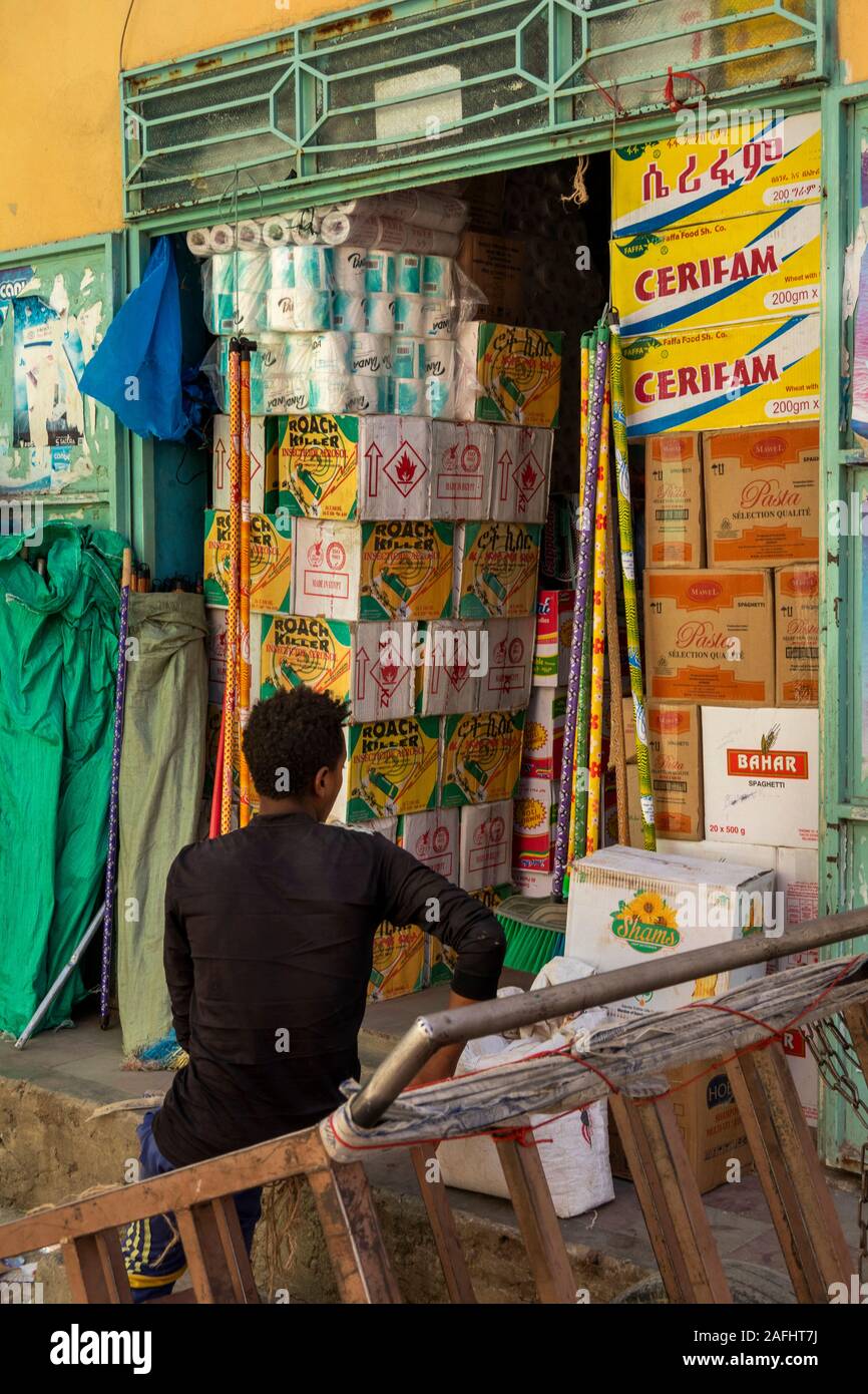 L'Éthiopie, du Tigré, Mekele, centre-ville, marché, petite boutique de vente de gros rouleaux de papier toilette, Roach killer et pâtes Banque D'Images